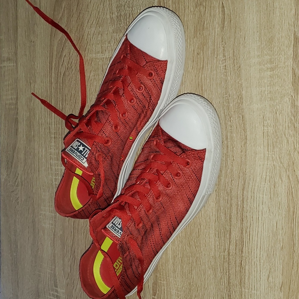 Like new Converse Chuck Taylor sneaker. Men's 11. - Picture 2 of 5